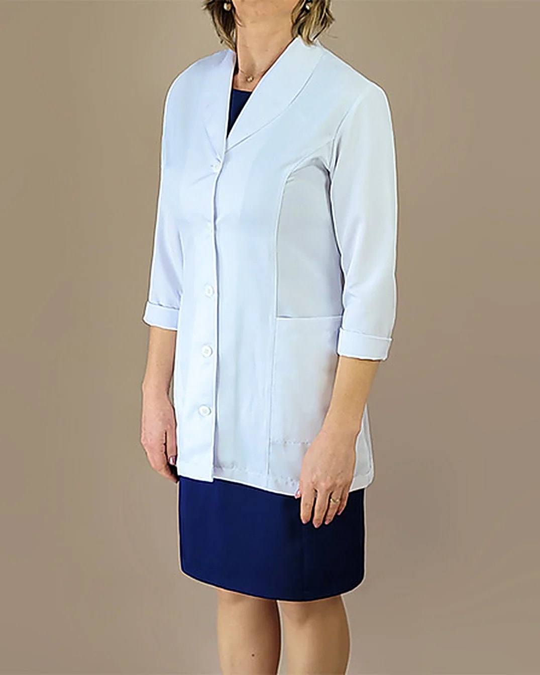 Jaleco feminino branco de corte técnico, Linha Saúde da Clássica Uniformes